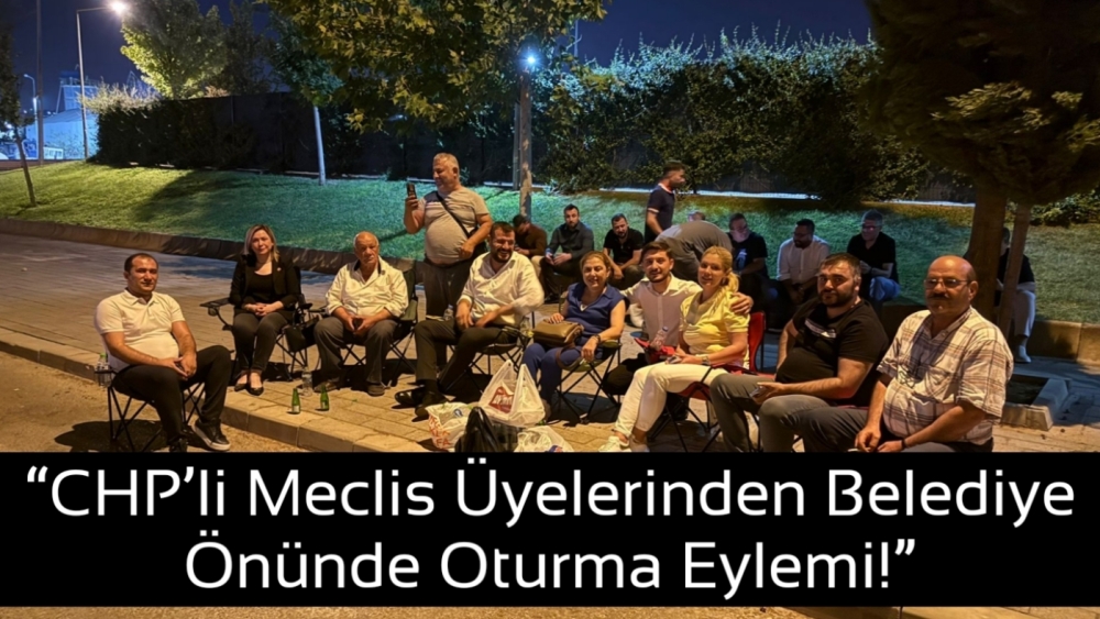“CHP’li Meclis Üyelerinden Belediye Önünde Oturma Eylemi!”